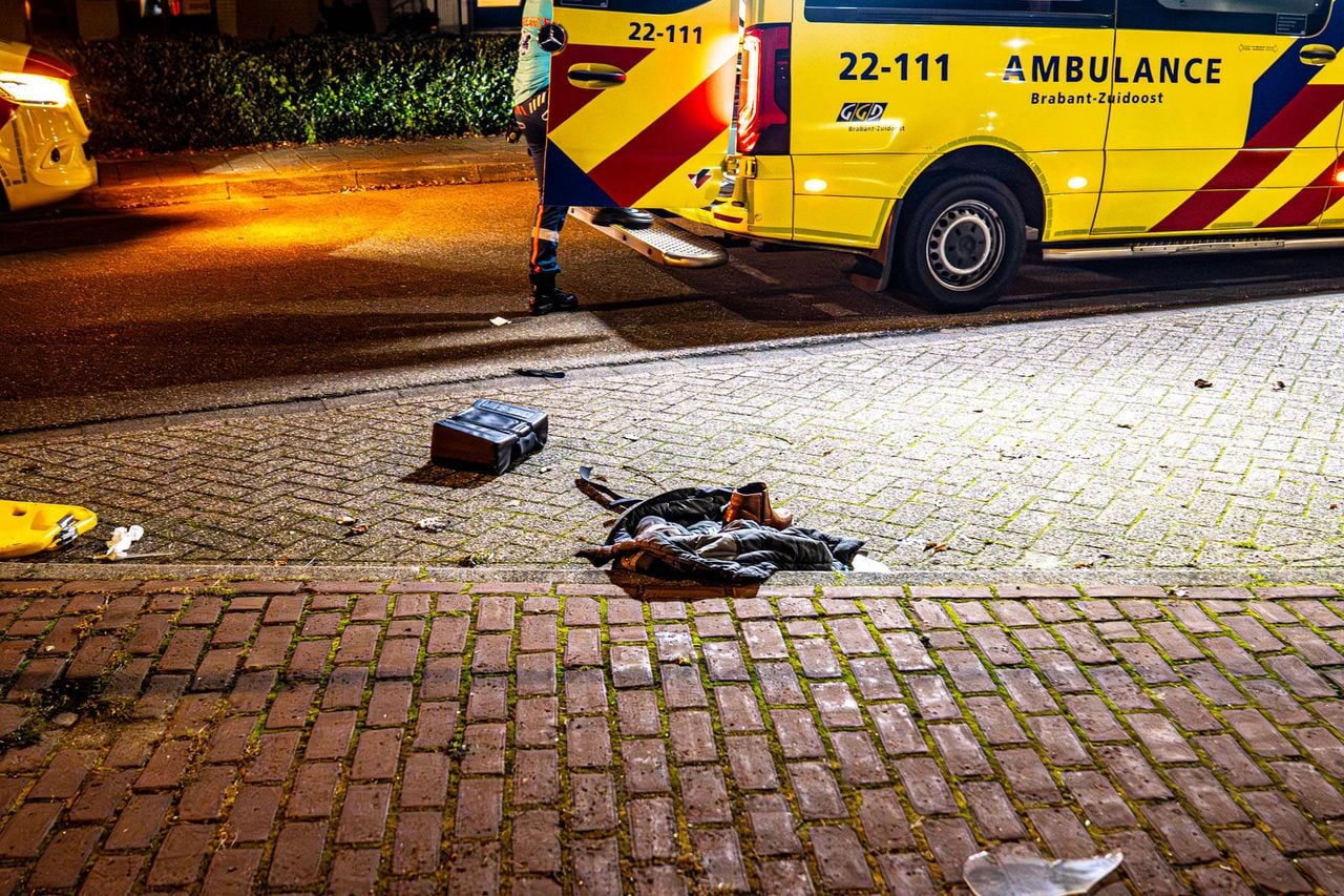Het slachtoffer werd na de aanrijding in Helmond naar een ziekenhuis gebracht (foto: Harrie Grijseels/Persbureau Heitink).