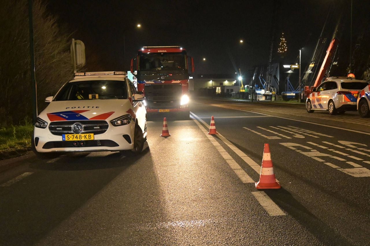 Vanwege het ongeluk kwamen meerdere hulpdienste  naar de Nieuwe Bredase Baan (foto: Perry Roovers/Persbureau Heitink). 