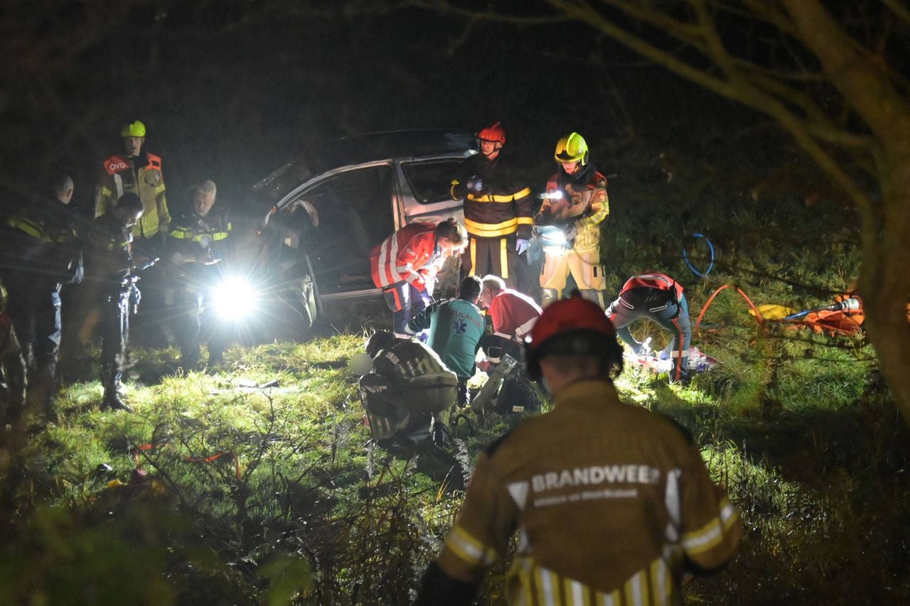 De bestuurder van de auto is naar een ziekenhuis gebracht (foto: Perry Roovers/Persbureau Heitink).
