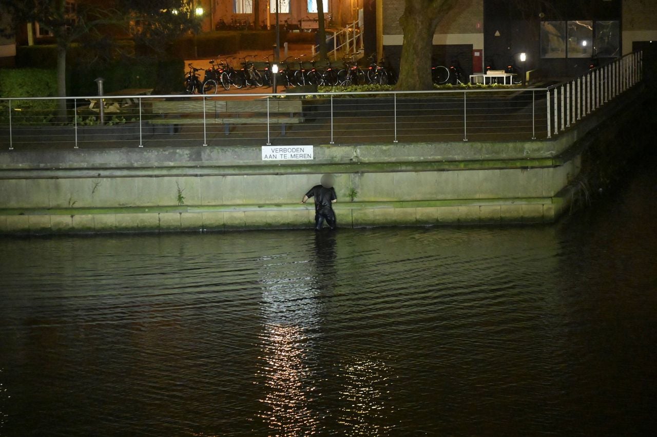 Hoe de man in het water in Breda kon belanden, wordt onderzocht (foto: Perry Roovers/Persbureau Heitink).