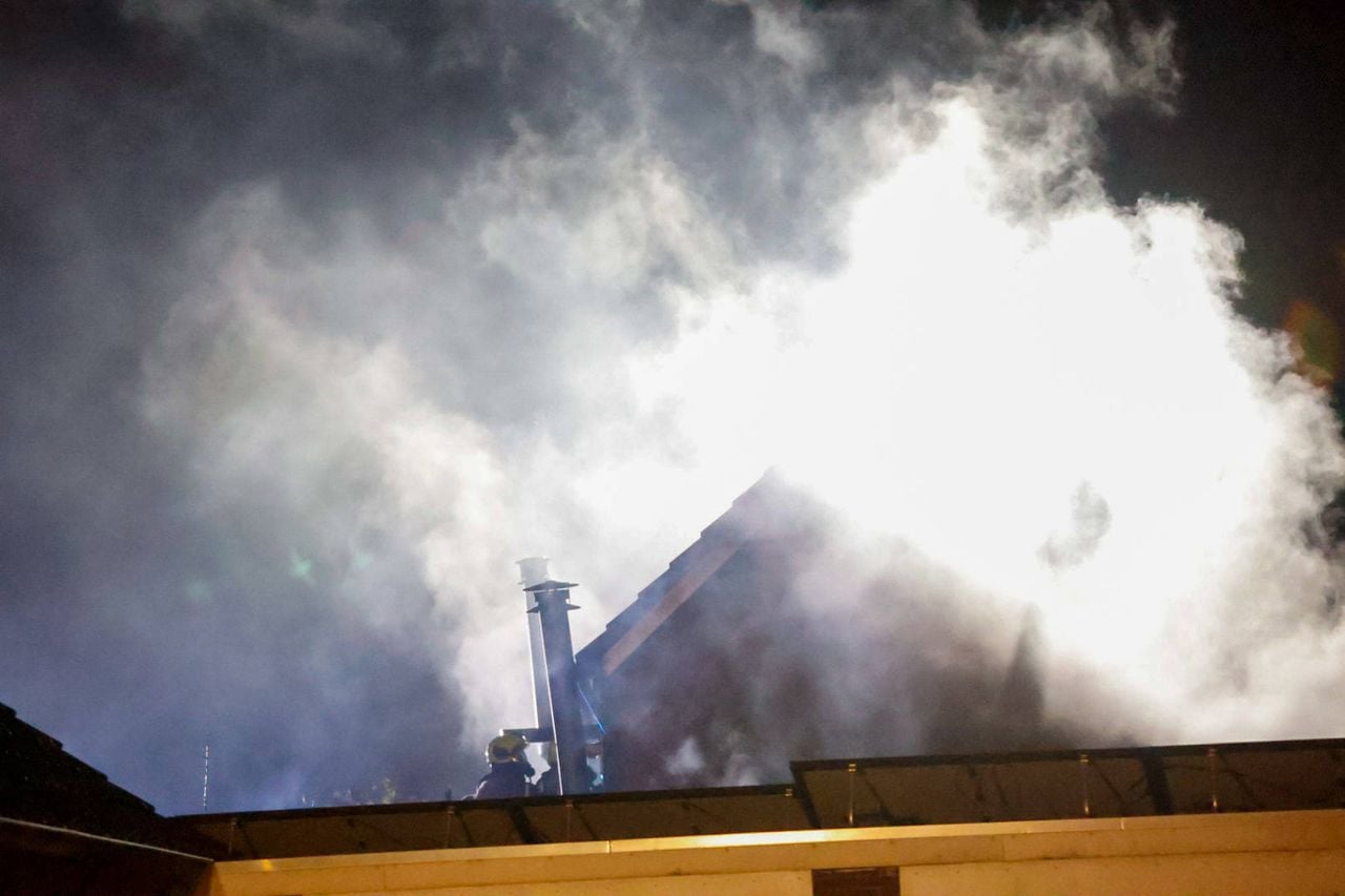 Bij de brand in Boekel kwam veel rook vrij (foto: Addy Smits/Persbureau Heitink).