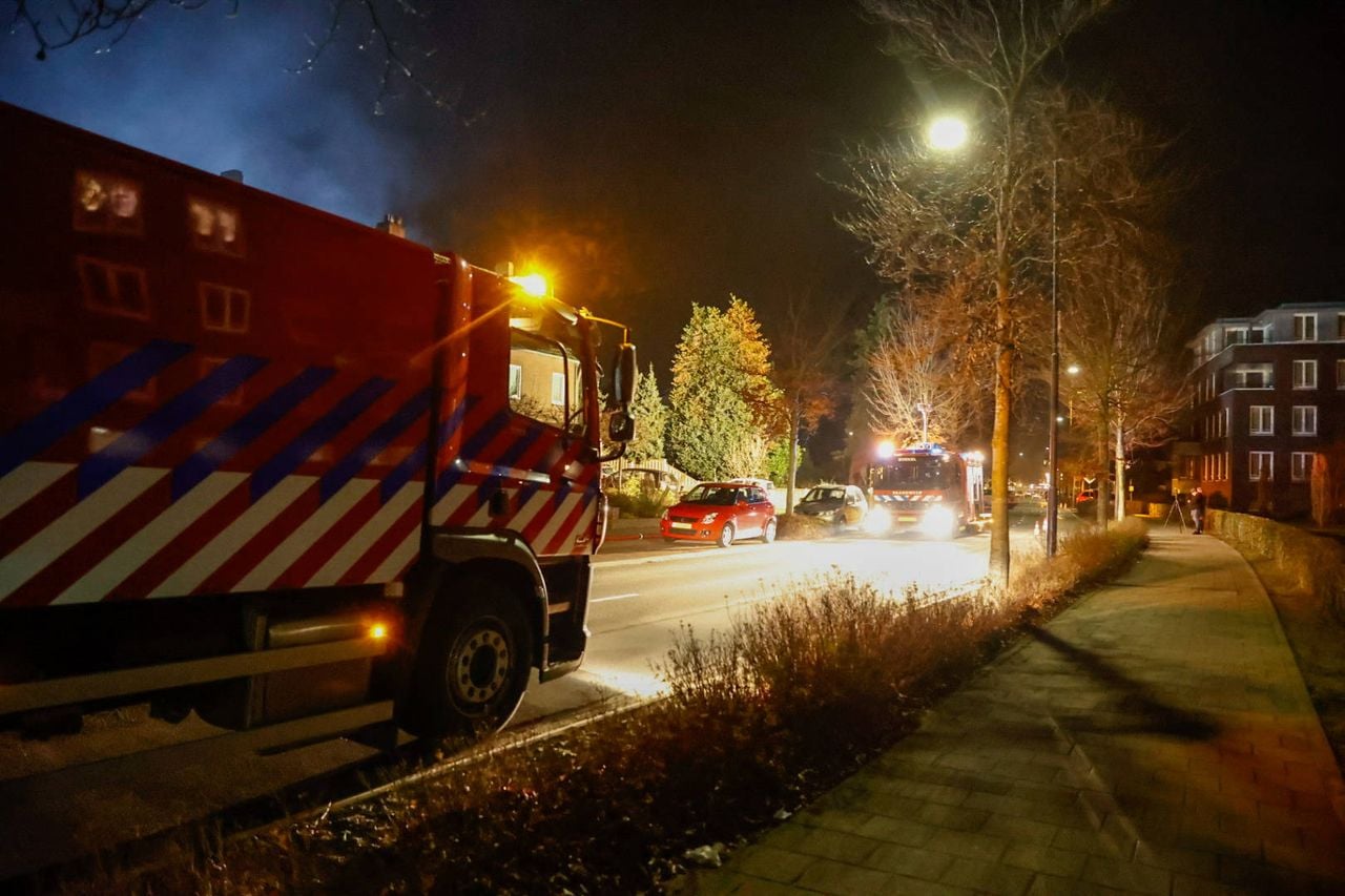 De brandweer schaalde vanwege de brand in Boekel op (foto: Addy Smits/Persbureau Heitink).