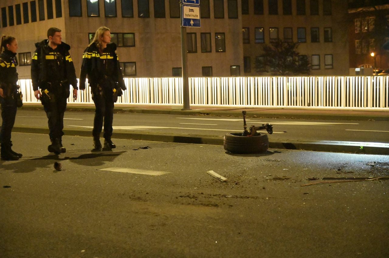 Van een van de auto's brak bij de botsing in Breda een wiel af (foto: Perry Roovers/Persbureau Heitink).