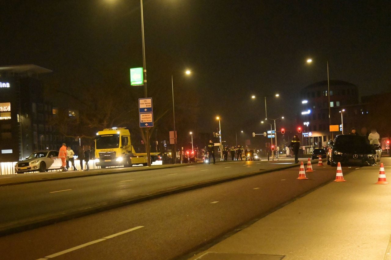 Vanwege de botsing werd de Willem-Alexanderbrug in Breda enige tijd afgesloten (foto: Perry Roovers/Persbureau Heitink).