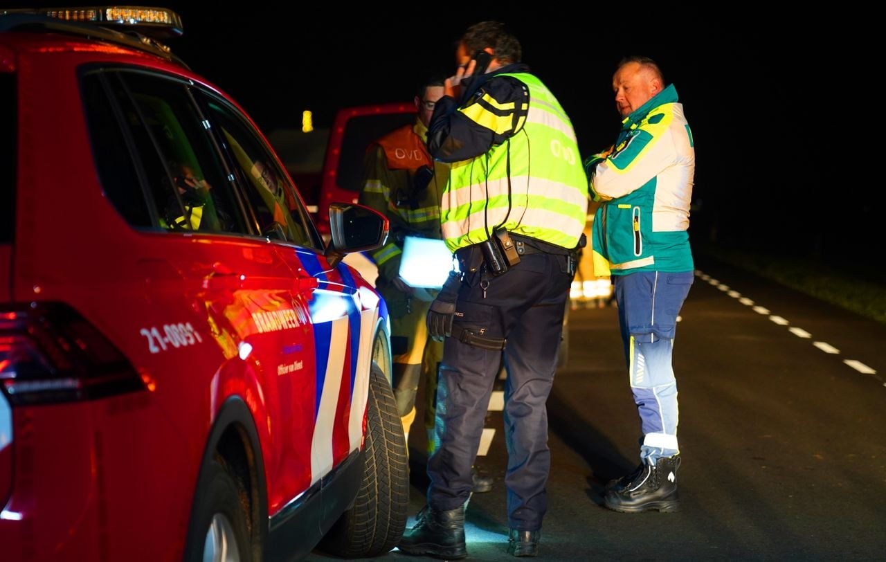 De politie doet onderzoek naar wat de man op de Kesselseweg in Maren-Kessel overkomen is (foto: Bart Meesters/Persbureau Heitink).