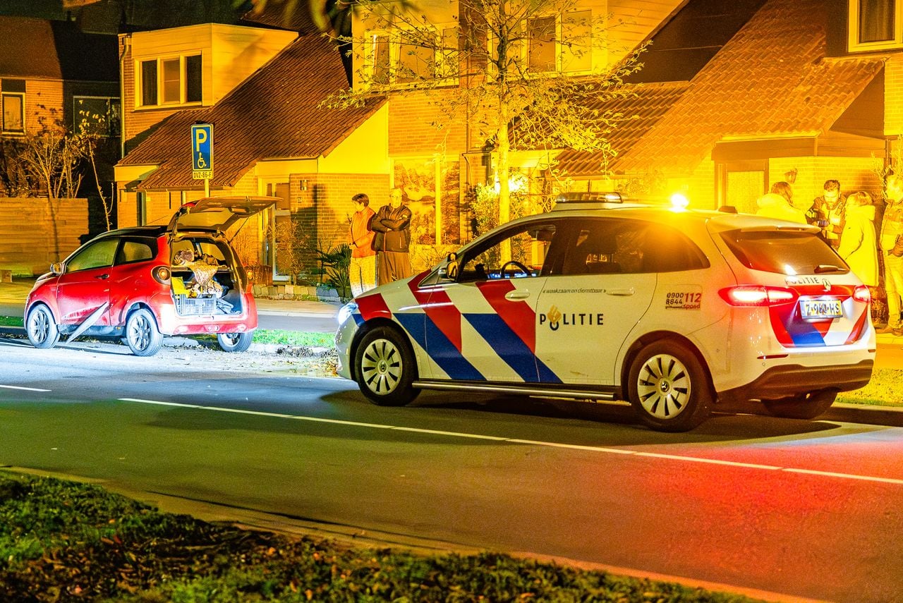 De politie doet onderzoek in de Hazenkamplaan in Oss (foto: Lucas Lammers/Persbureau Heitink).