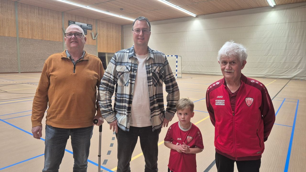 Adri (66), Marnic (40) en Scott (4) van Rosmalen met hun trainer Paul Kweens (82)(foto: Omroep Brabant/Collin Beijk)