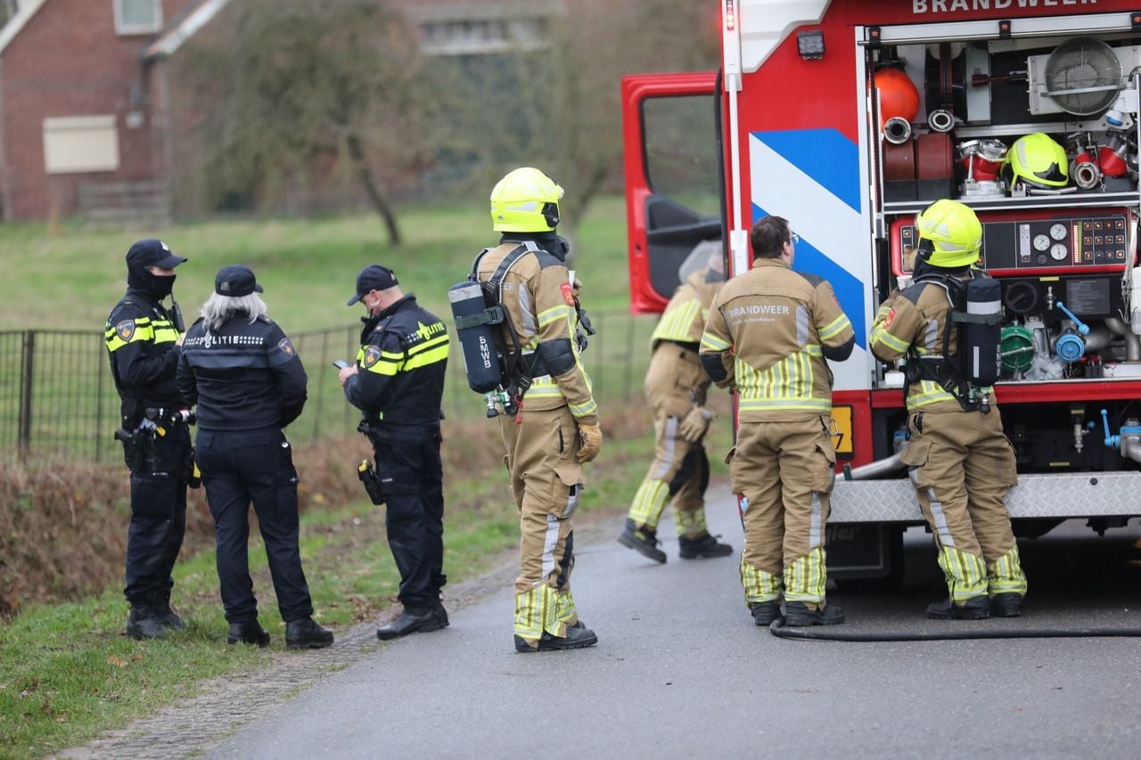 Een politie-inval aan de Fianestraat in Bergen op Zoom (foto: Christian Traets/Persbureau Heitink).