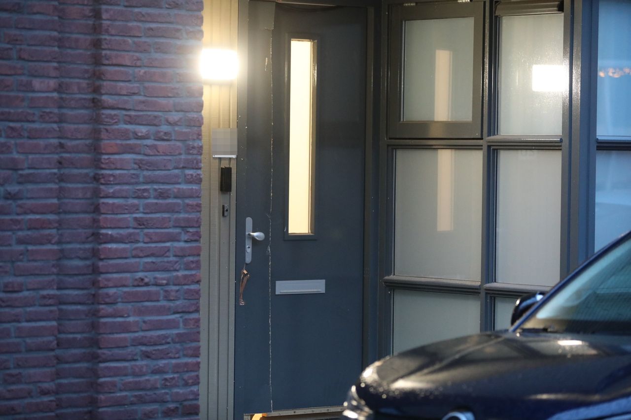 De politie viel ook een huis binnen in Wouw (foto: Christian Traets/Persbureau Heitink).