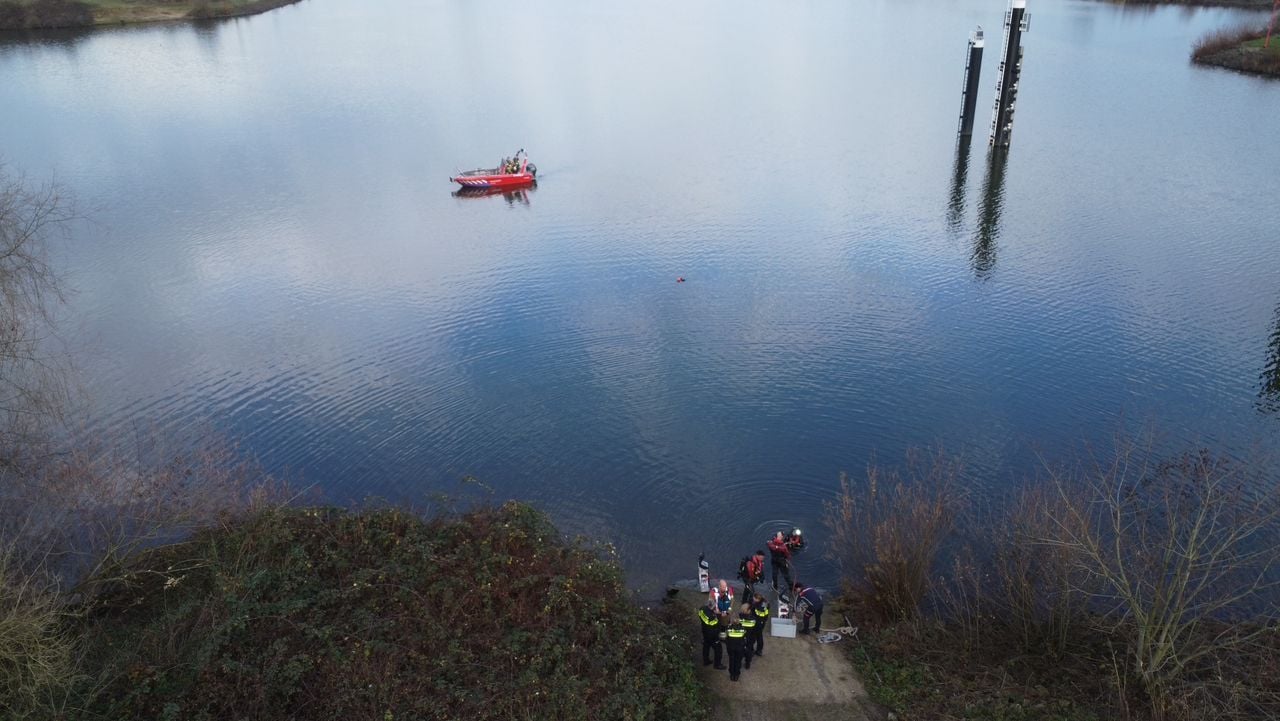 Auto in het water van het Maximakanaal in Rosmalen (foto: Christian Traets/Persbureau Heitink).