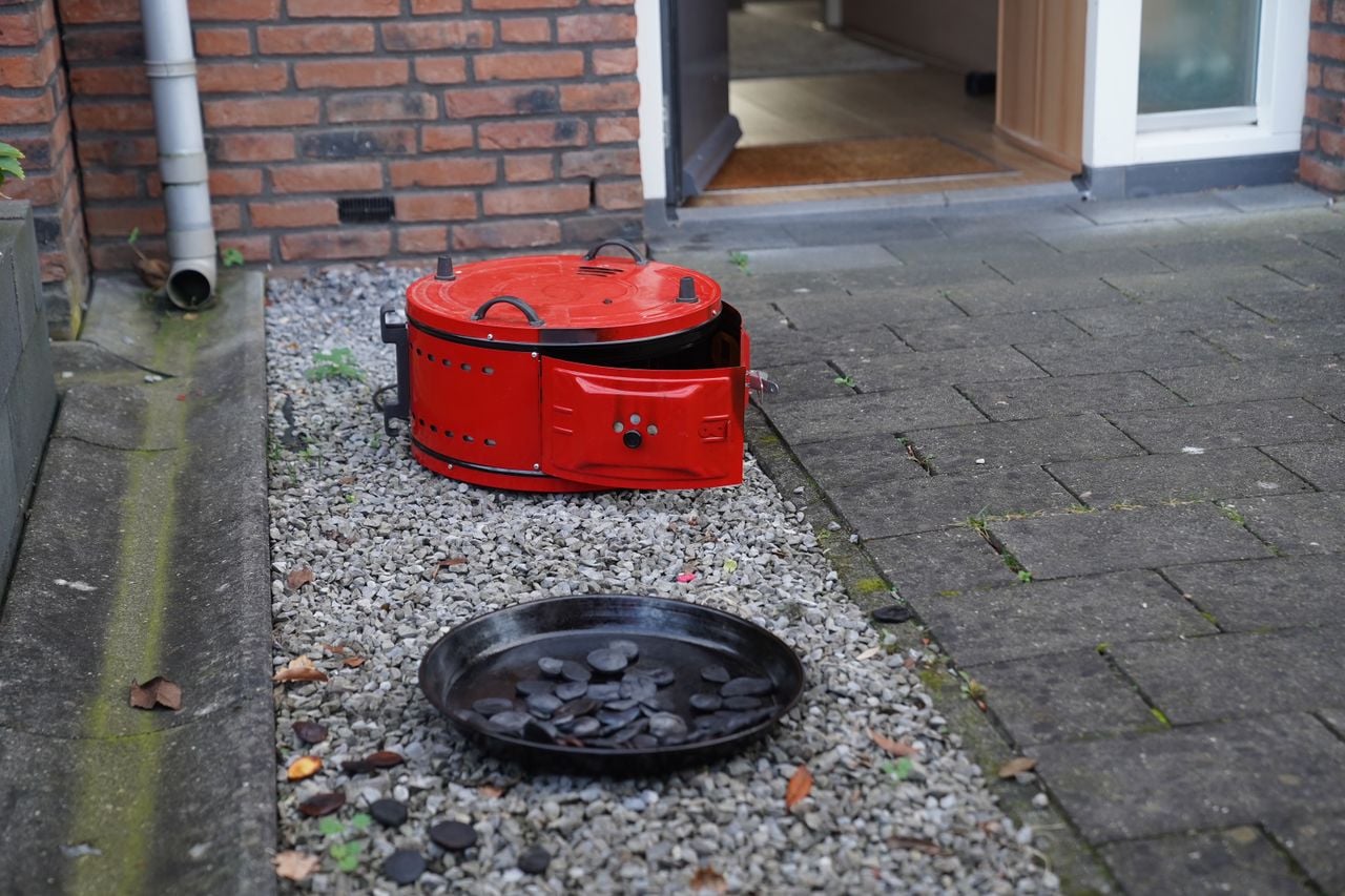 Verbrande aardappeltjes zorgen voor rook in Rosmalen (foto: Bart Meesters/Persbureau Heitink).