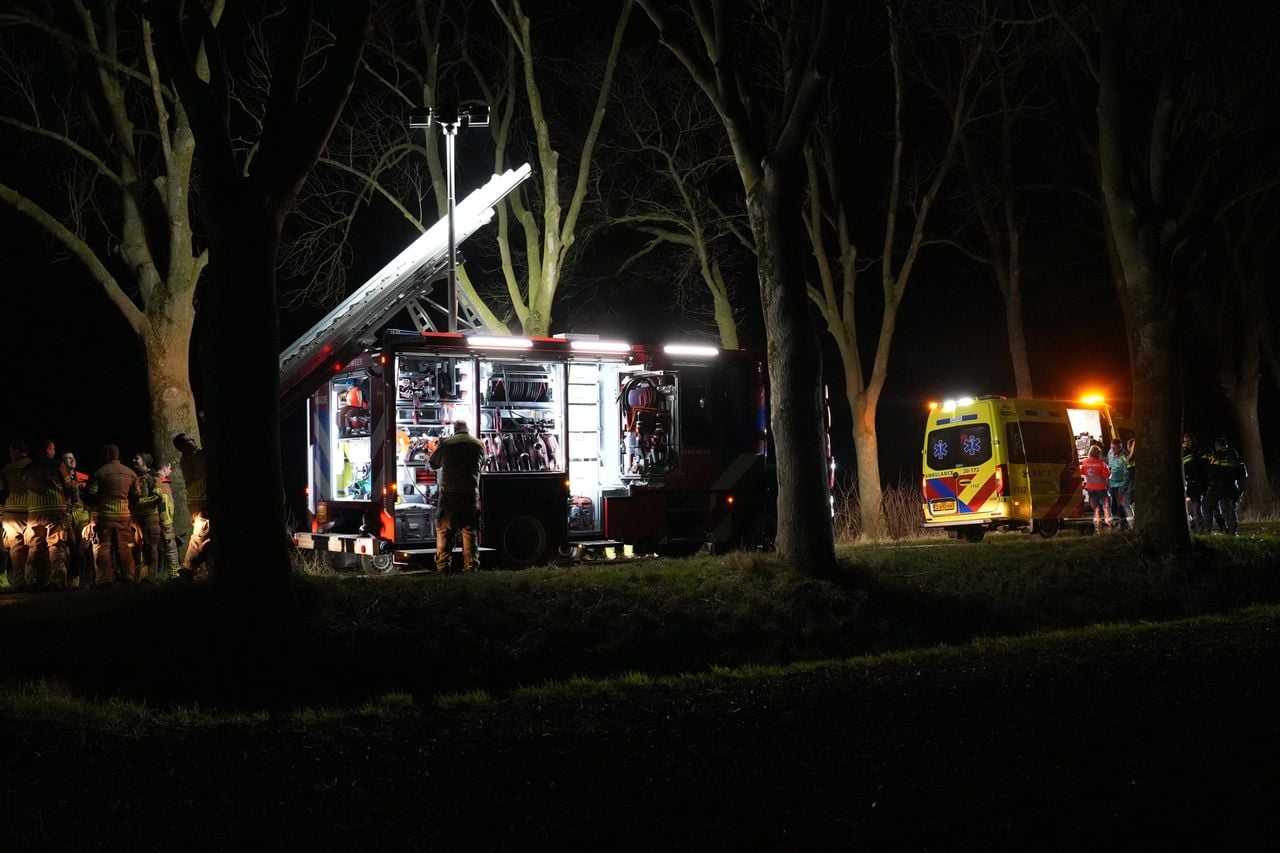 De bestuurder kwam bekneld te zitten en moest worden gereanimeerd (Foto: Jeroen Stuve / Persbureau Heitink).