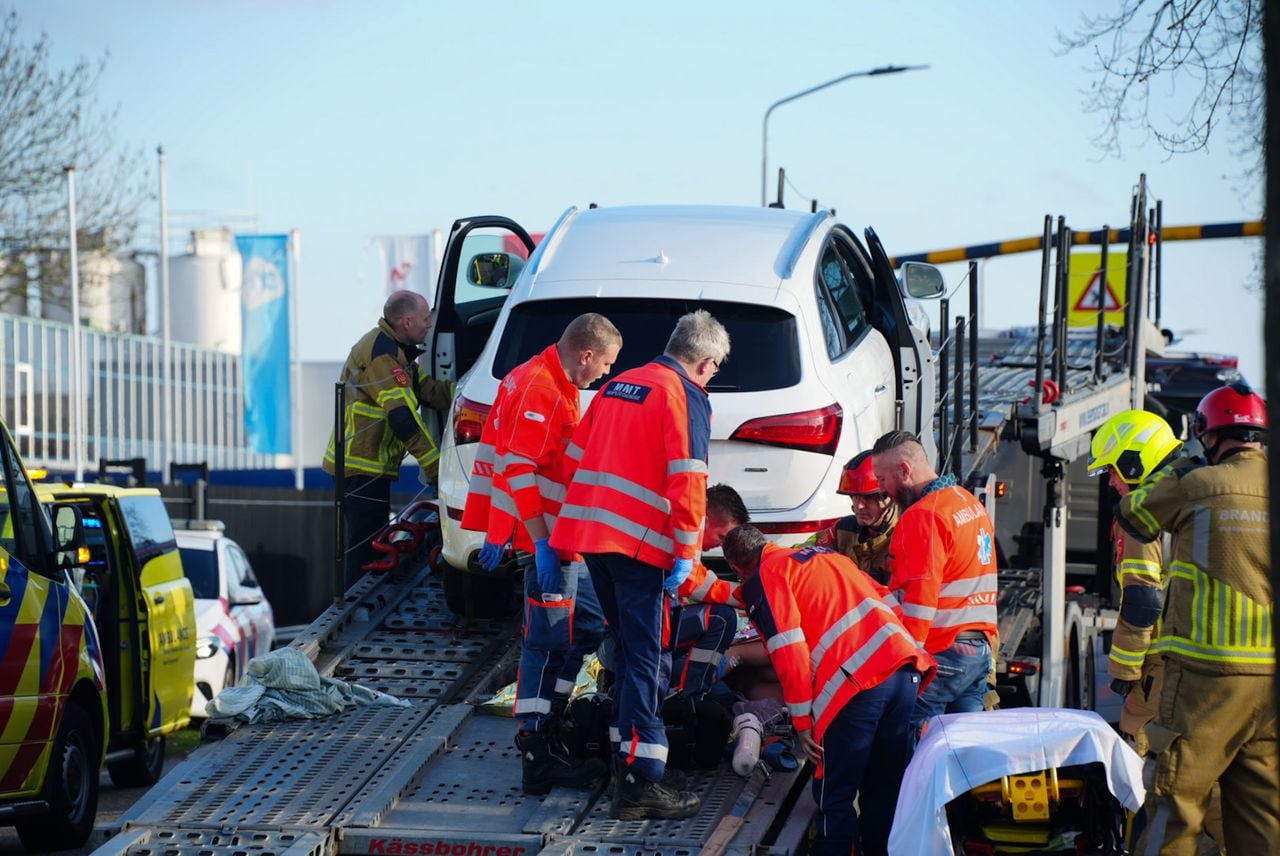    Een man is maandagmiddag zwaargewond geraakt bij een bedrijfsongeval op de Havenweg in Waalwijk (foto: Erik Haverhals/Persbureau Heitink).