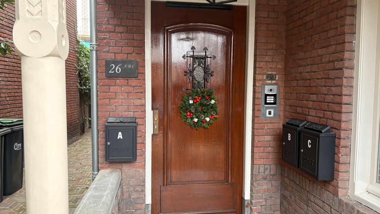 Hier is nu de ingang van drie appartementen. 