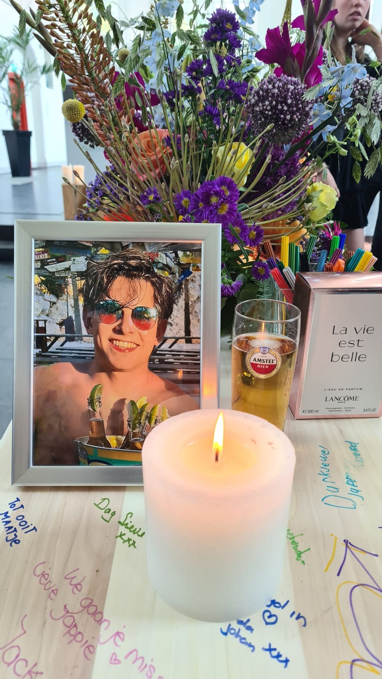 Op Jaspers kist stond een pilsje met daarnaast het parfum La Vie Est Belle.