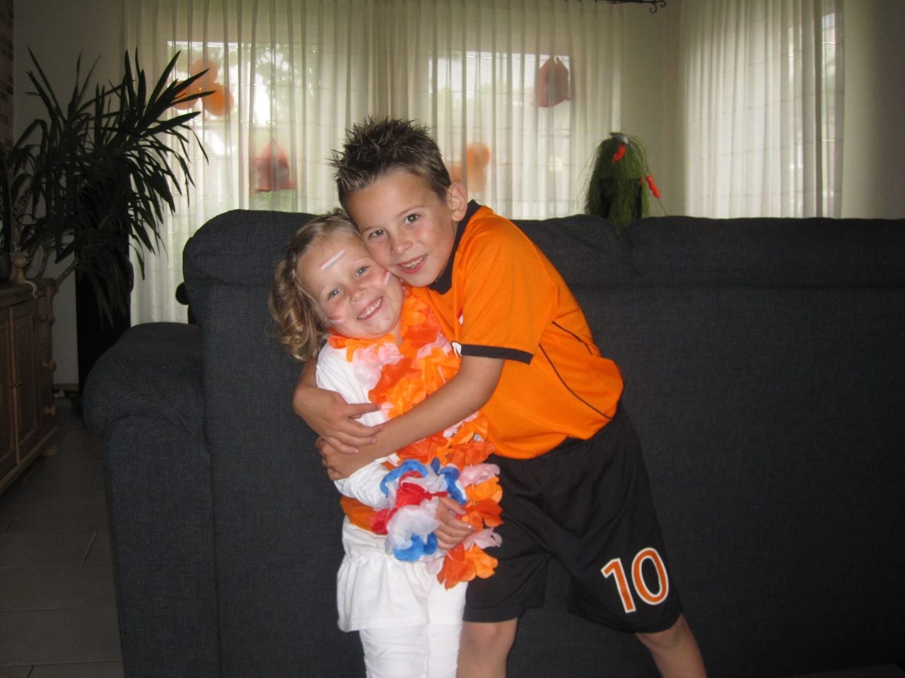 Jasper met zijn zusje Jasmijn.