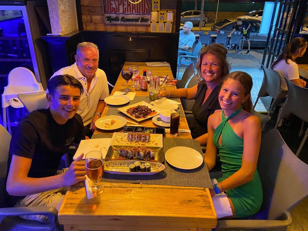 Het gezin op hun laatste vakantie met zijn vieren in Spanje.