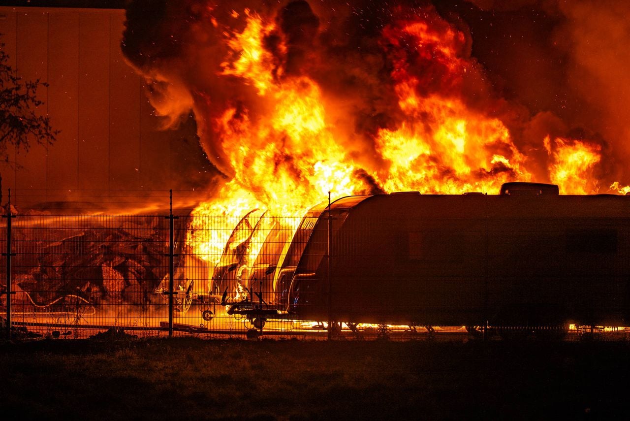 Meerdere caravans staan in brand in Zeeland (foto: Lucas Lammers/Persbureau Heitink). 