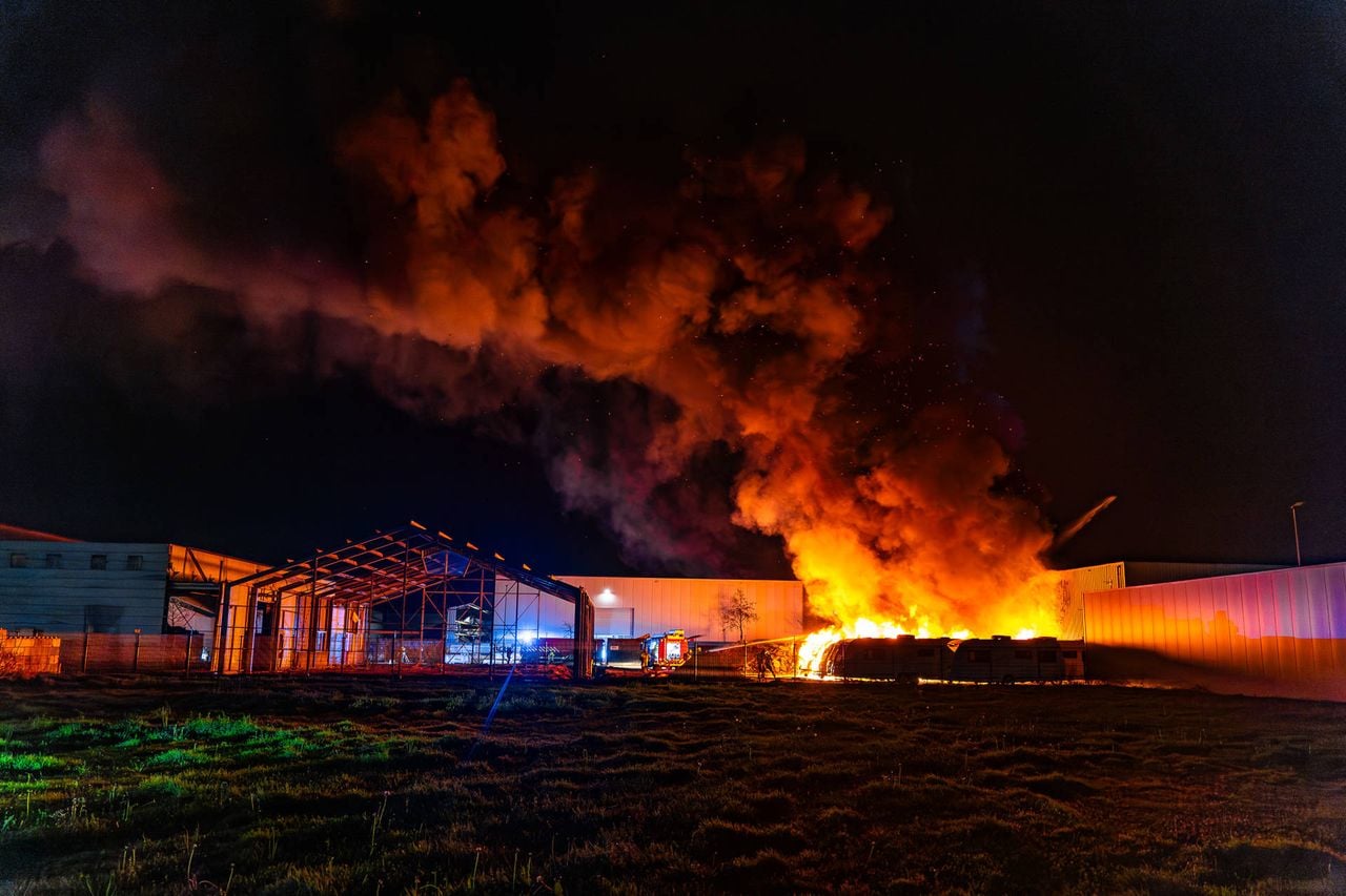 Meerdere caravans zijn volledig afgebrand (foto: Lucas Lammers/Persbureau Heitink).