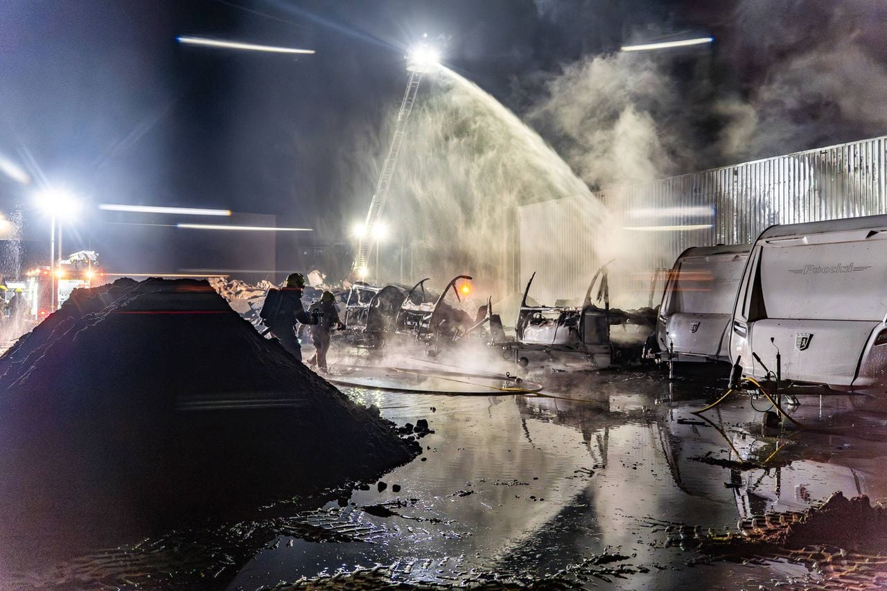 Alleen het frame is over van de afgebrande caravans (foto: Lucas Lammers/Persbureau Heitink).