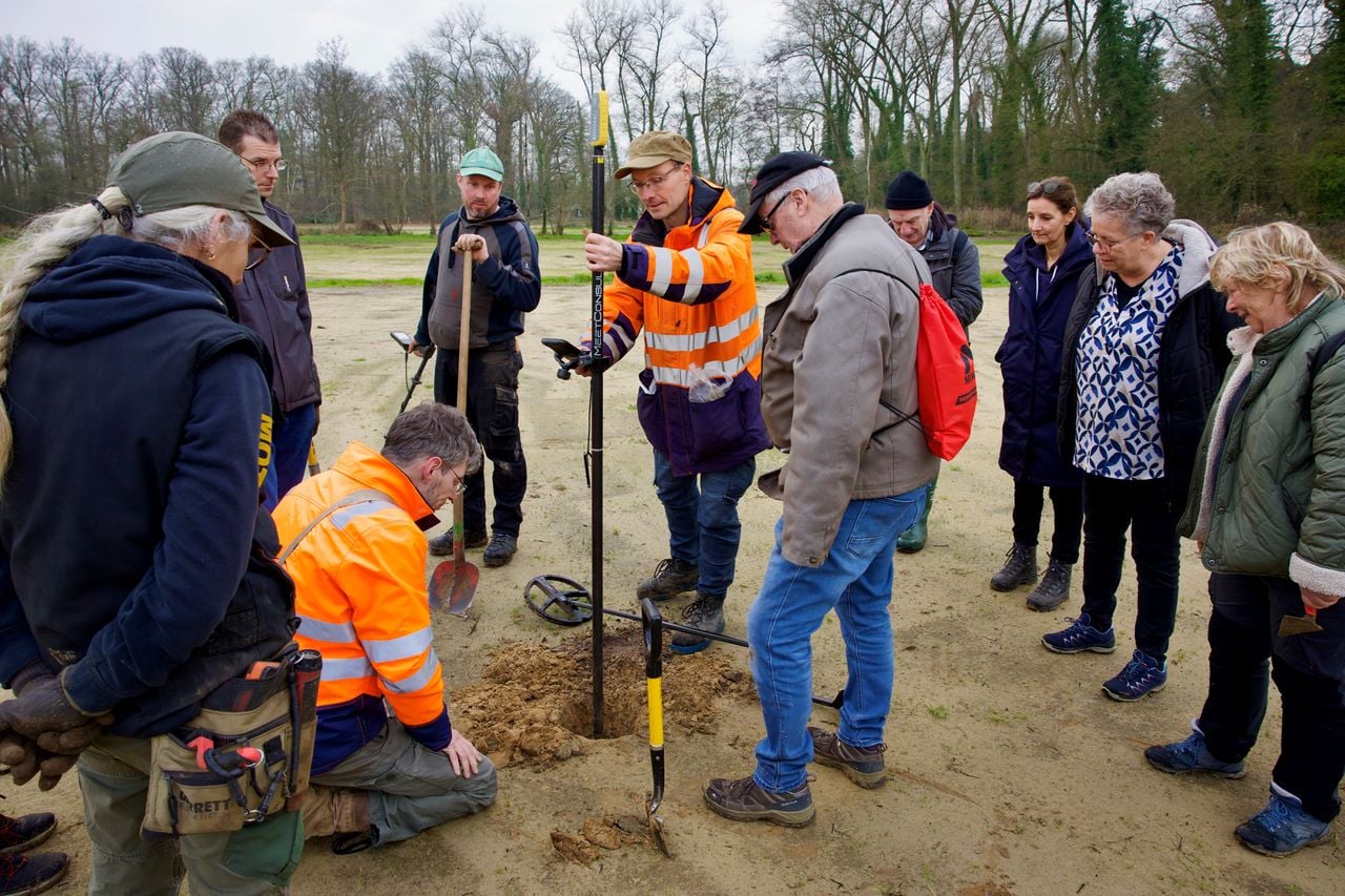 Mensen tijdens de ontdekking van de Romeinse munt (foto: gemeente Boxtel).