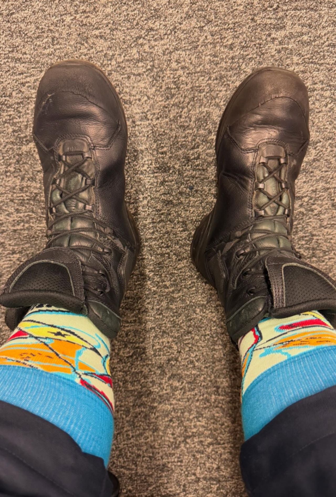 Niels draagt de sokken onder zijn uniform (foto: politie Helmond)