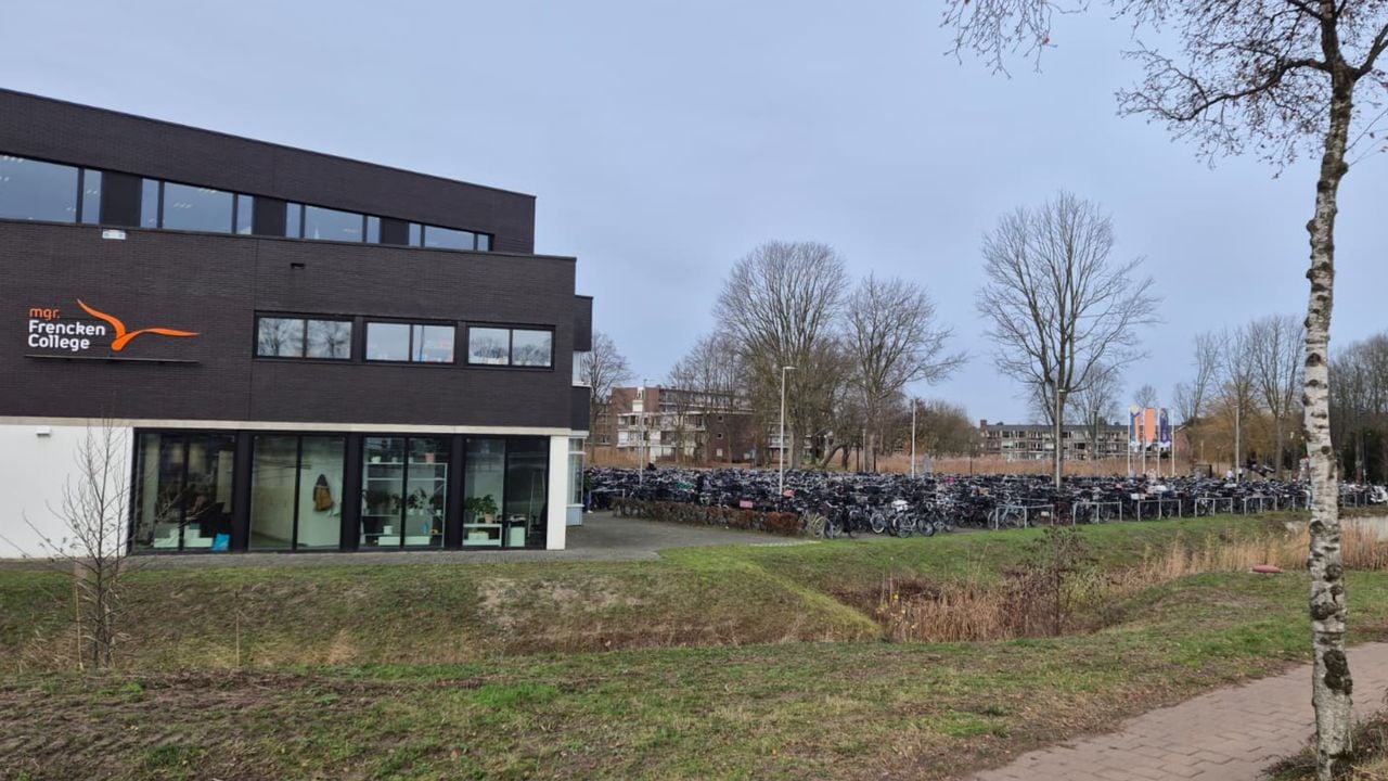 Er is bijna geen plekje meer te vinden in de fietsenstalling van het Frencken College (foto: Niek de Bruijn)