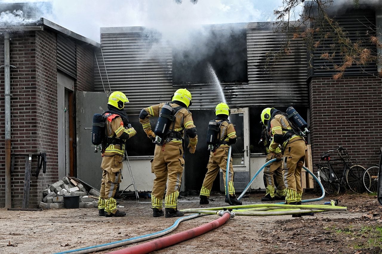 Een brand in het clubgebouw van roeivereniging Vidar in Hilvarenbeek. (Foto: Toby de Kort/Persbureau Heitink.)