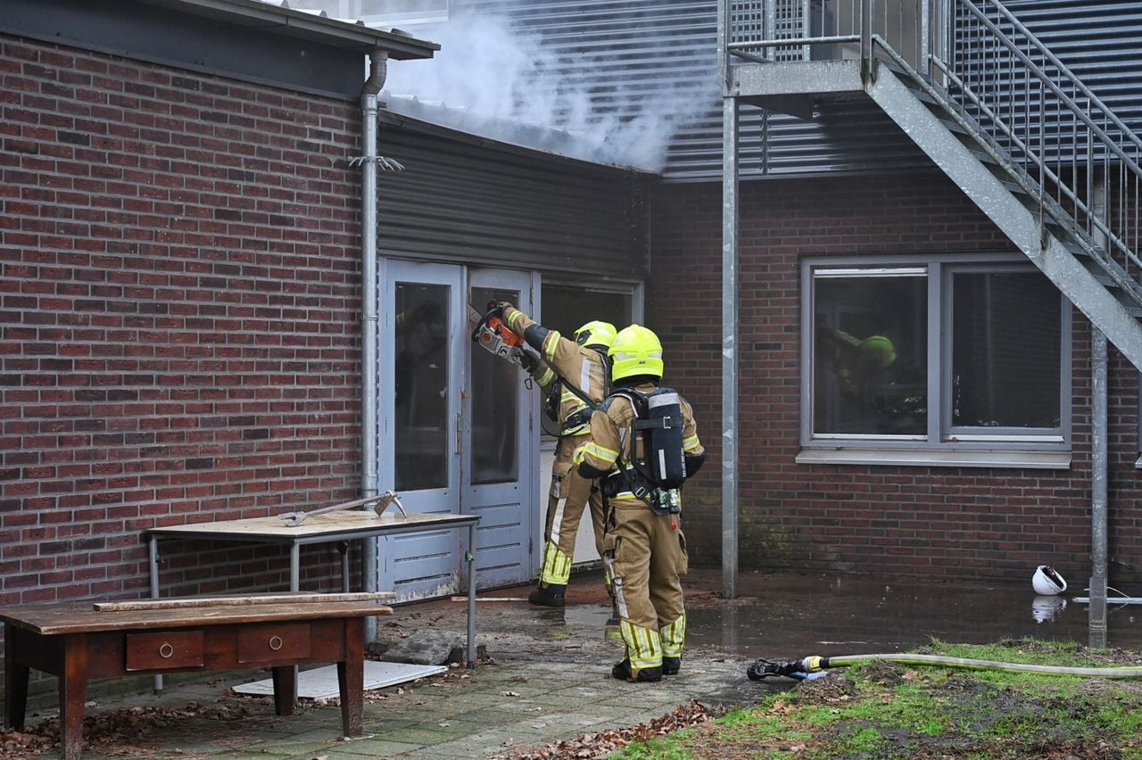 Een brand in het clubgebouw van roeivereniging Vidar in Hilvarenbeek. (Foto: Toby de Kort/Persbureau Heitink.)