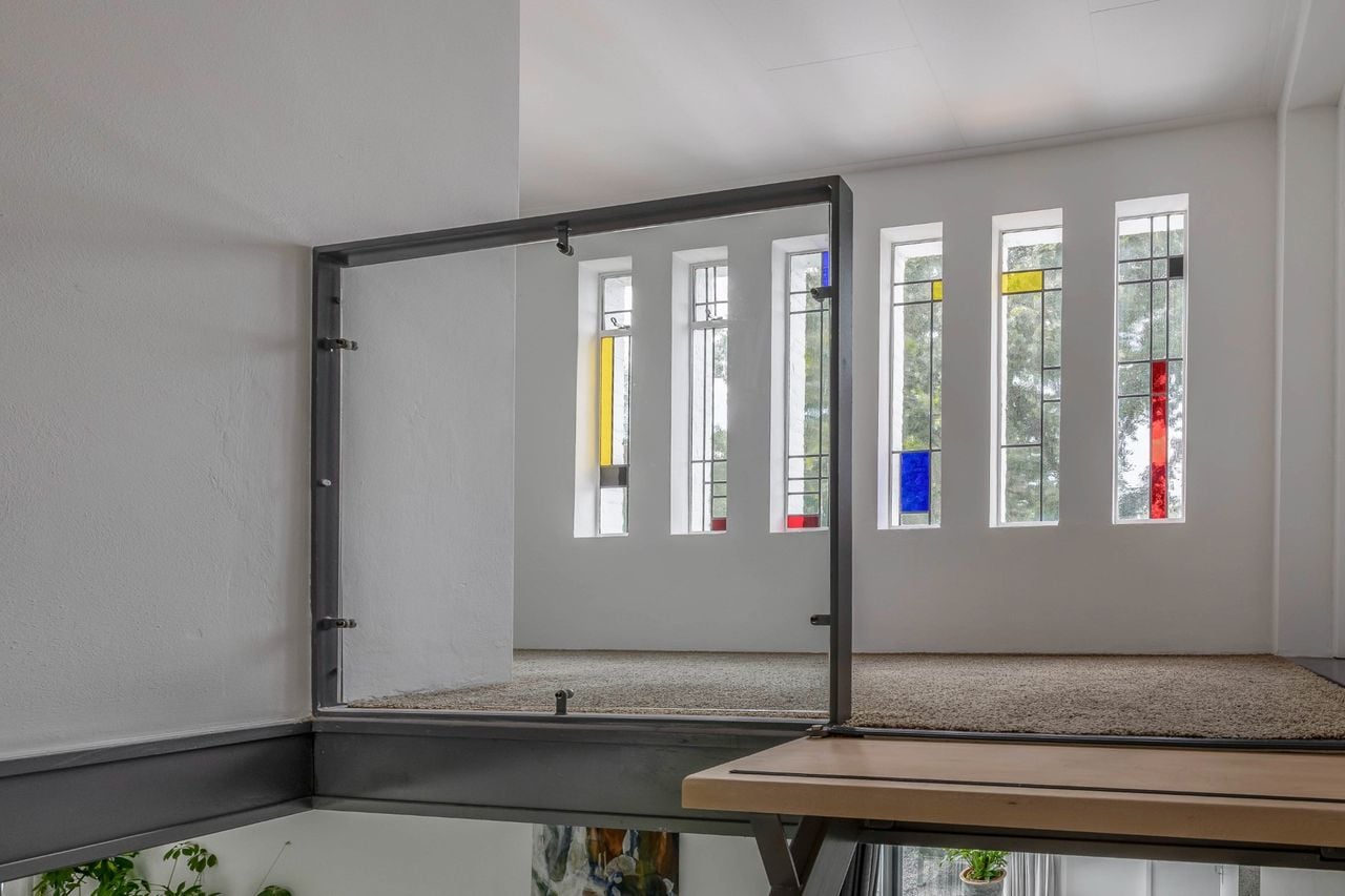 Het huis telt vijftien glas-in-loodramen in de stijl van Piet Mondriaan (foto: Van Santvoort – Eersel).