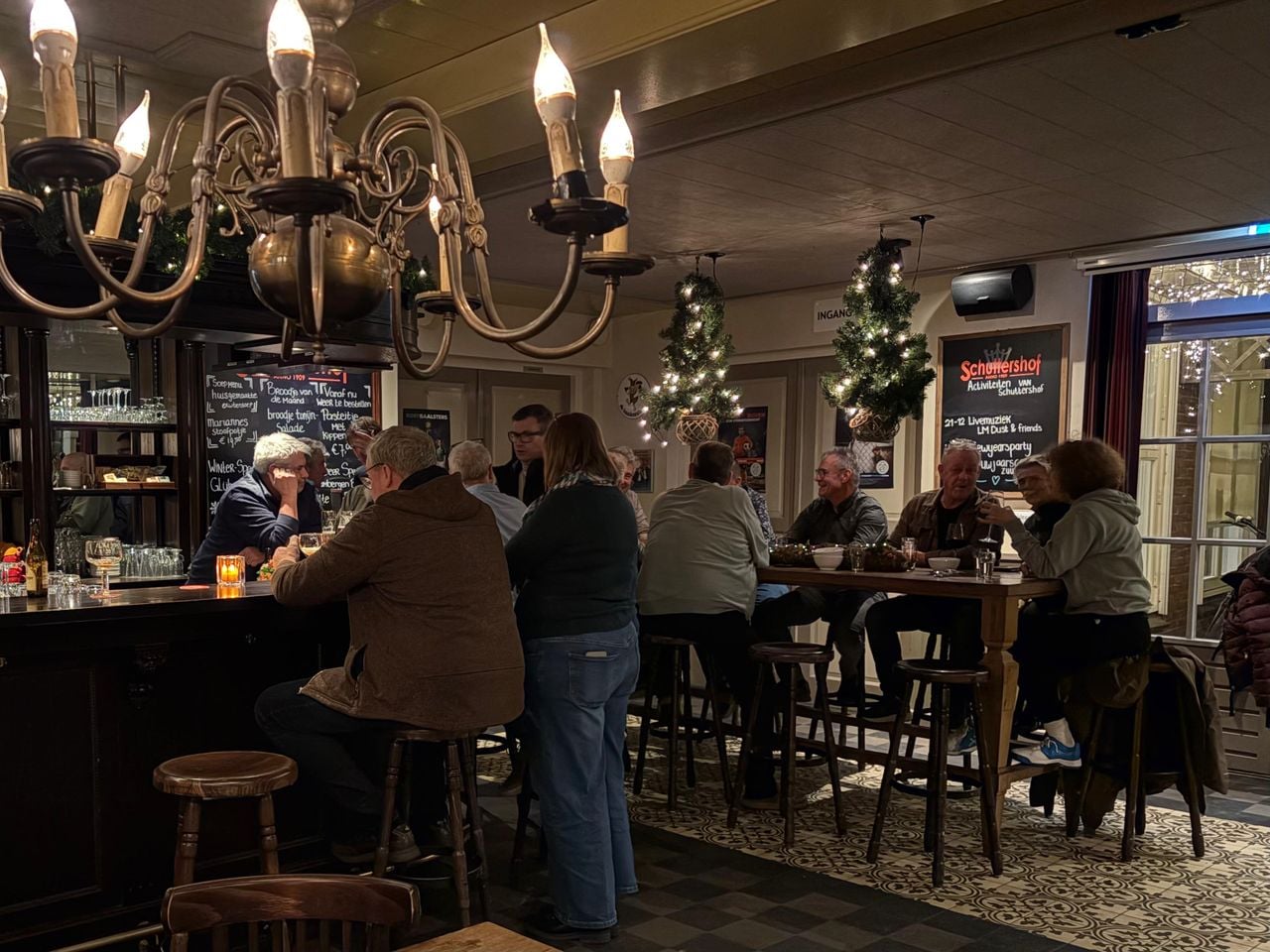 Ook woensdagavond laat is het gezellig druk in het dorpshuis