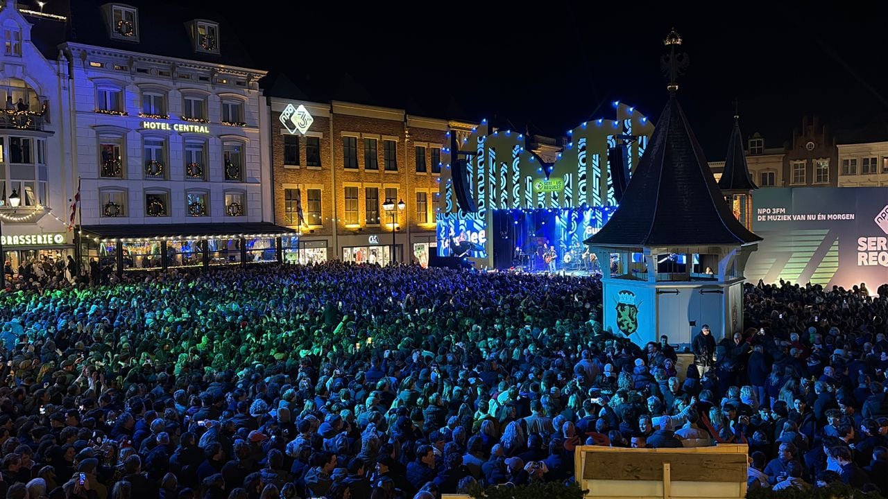 Het publiek in Den Bosch gaat uit hun dak als Guus Meeuwis zijn nummer Brabant inzet tijdens Serious Request (foto: Wilco Zonneveld).