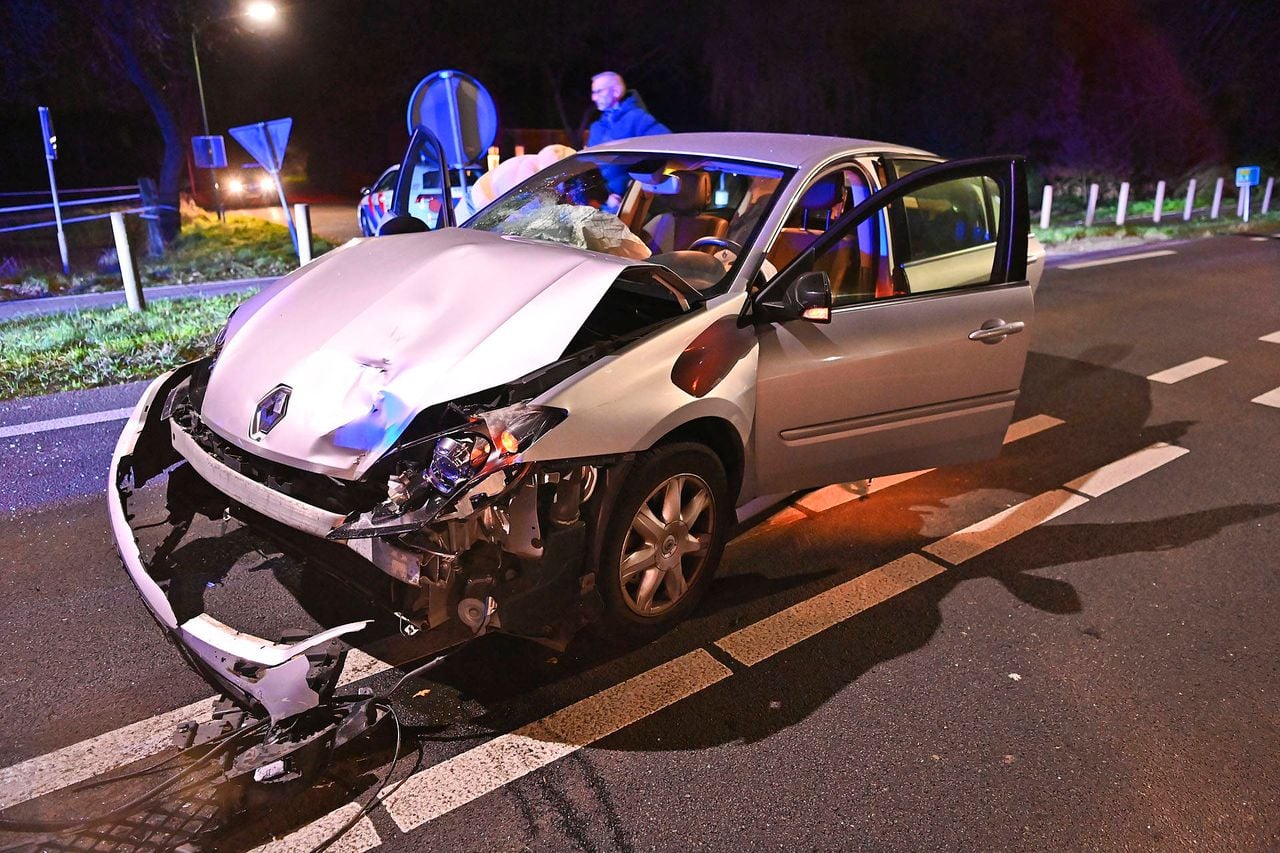 Op de N284 zijn twee auto's met elkaar in botsing gekomen (foto: Rico Vogels/Persbureau Heitink).