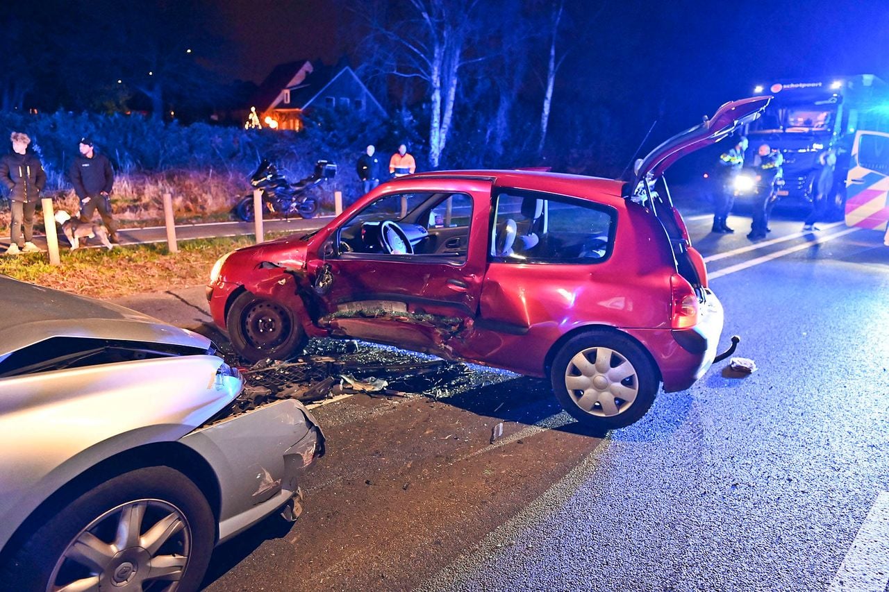 Bij het ongeluk raakte een iemand gewond (foto: Rico Vogels/Persbureau Heitink).