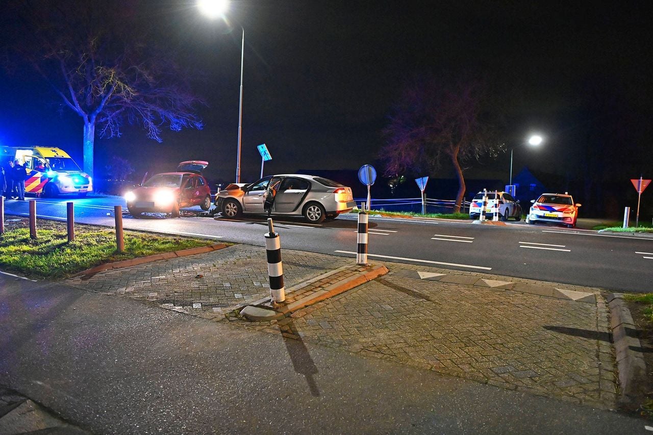 Op de N284 zijn twee auto's met elkaar in botsing gekomen (foto: Rico Vogels/Persbureau Heitink).