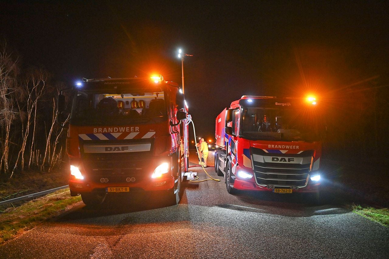 De weg was gesloten tijdens de bluswerkzaamheden (foto: Rico Vogels/Persbureau Heitink).