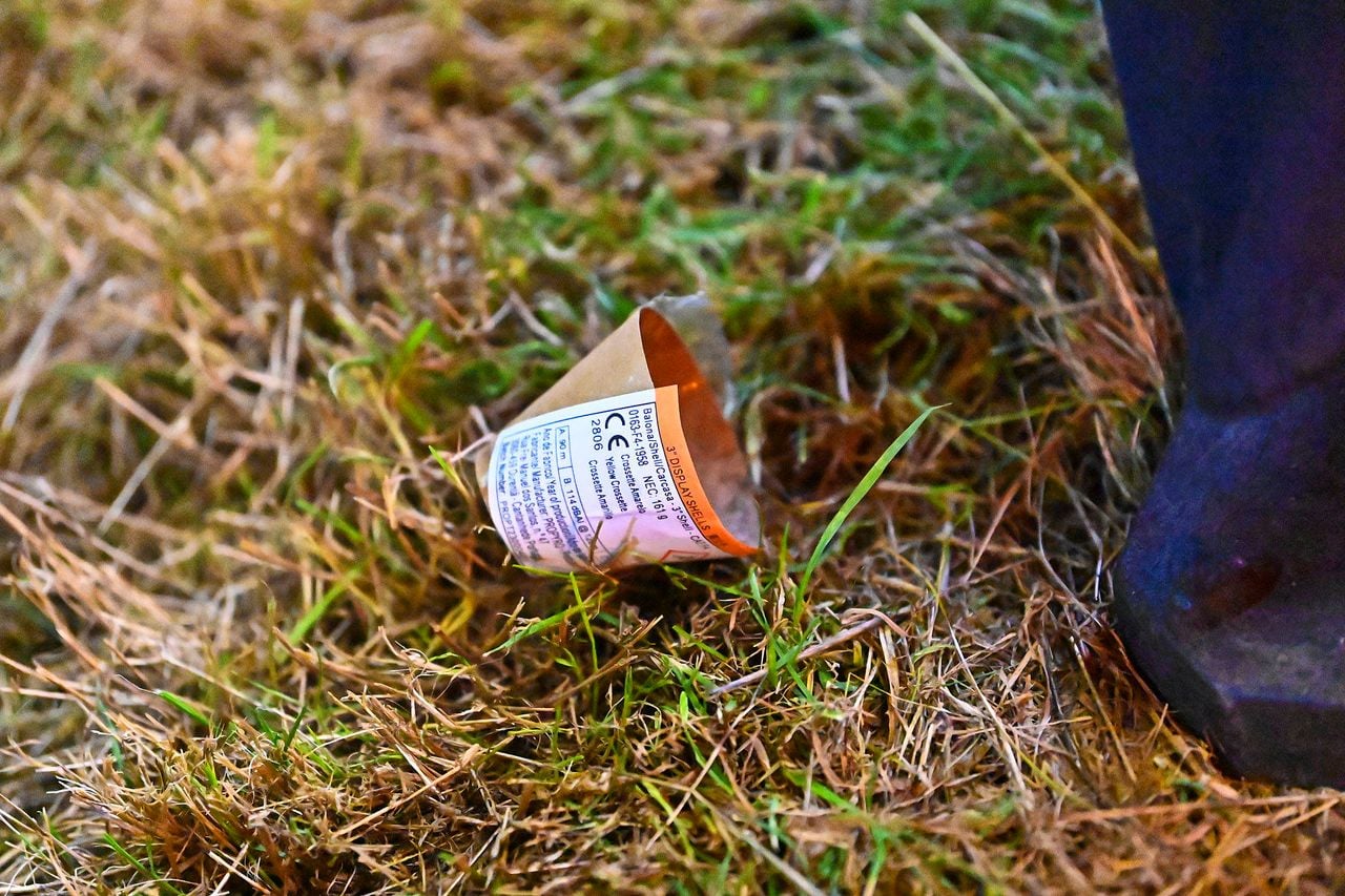In de berm werd het omhulsel van een vuurwerkmortier gevonden (foto: Rico Vogels/Persbureau Heitink).