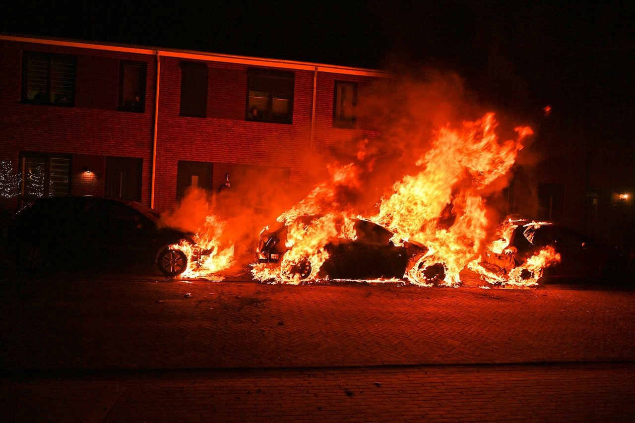 Drie auto's in brand in Valkenswaard (foto: Rico Vogels / Persbureau Heitink).