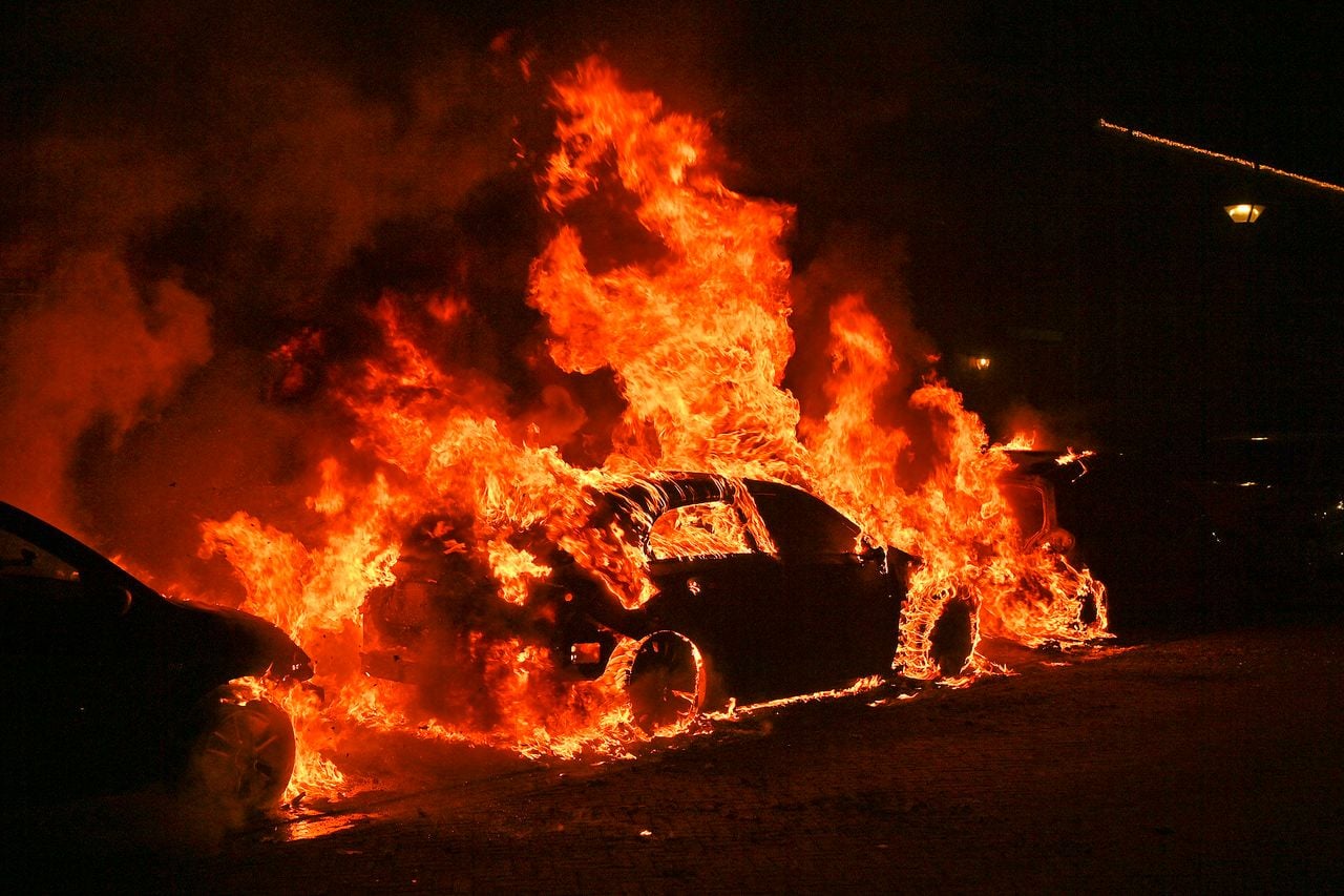 Autobranden in Valkenswaard, de buurt denkt aan brandstichting (foto: Rico Vogels / Persbureau Heitink).