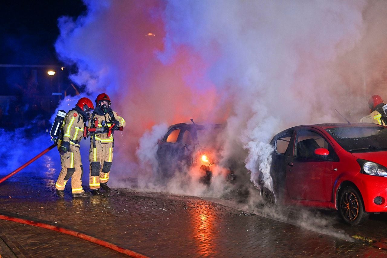 Autobranden in Valkenswaard, de buurt denkt aan brandstichting (foto: Rico Vogels / Persbureau Heitink).