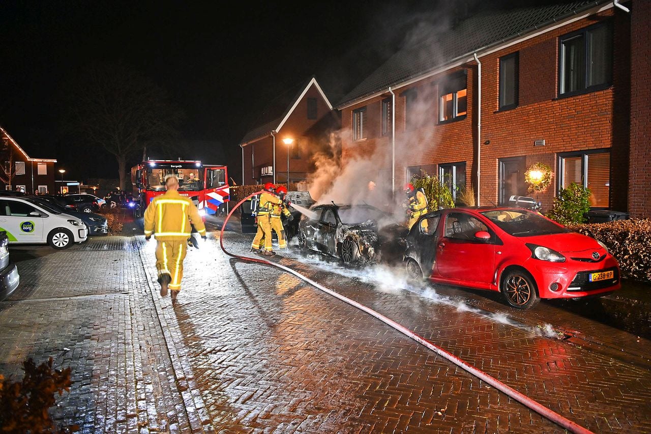 Autobranden in Valkenswaard, de buurt denkt aan brandstichting (foto: Rico Vogels / Persbureau Heitink).