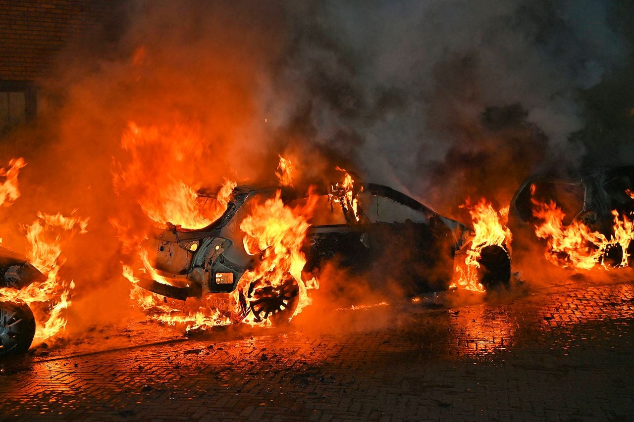 Autobranden in Valkenswaard, de buurt denkt aan brandstichting (foto: Rico Vogels / Persbureau Heitink).