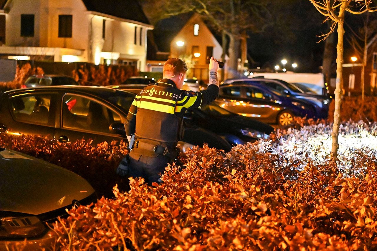 Politie-onderzoek na autobranden in Valkenswaard (foto: Rico Vogels / Persbureau Heitink). 
