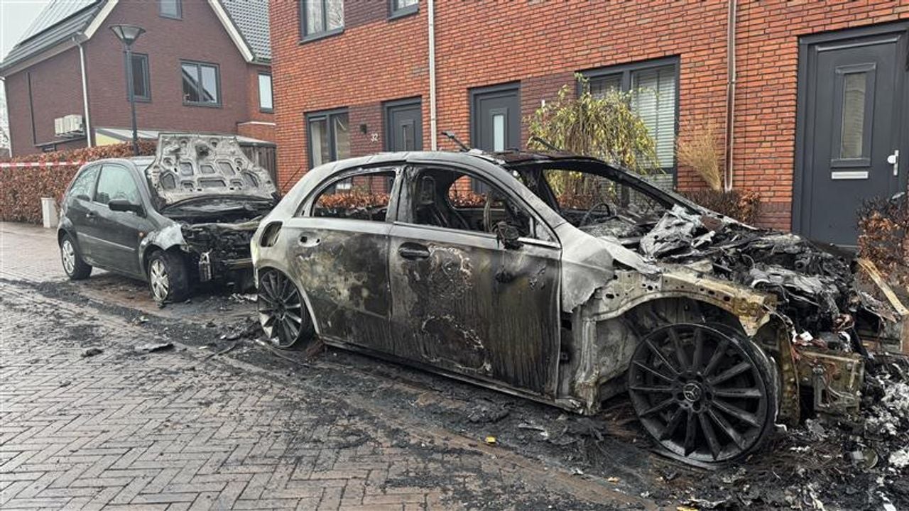 De auto's zijn volledig uitgebrand.