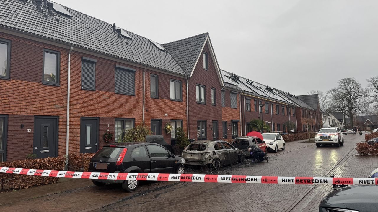 De politie doet onderzoek naar de autobranden in Valkenswaard.
