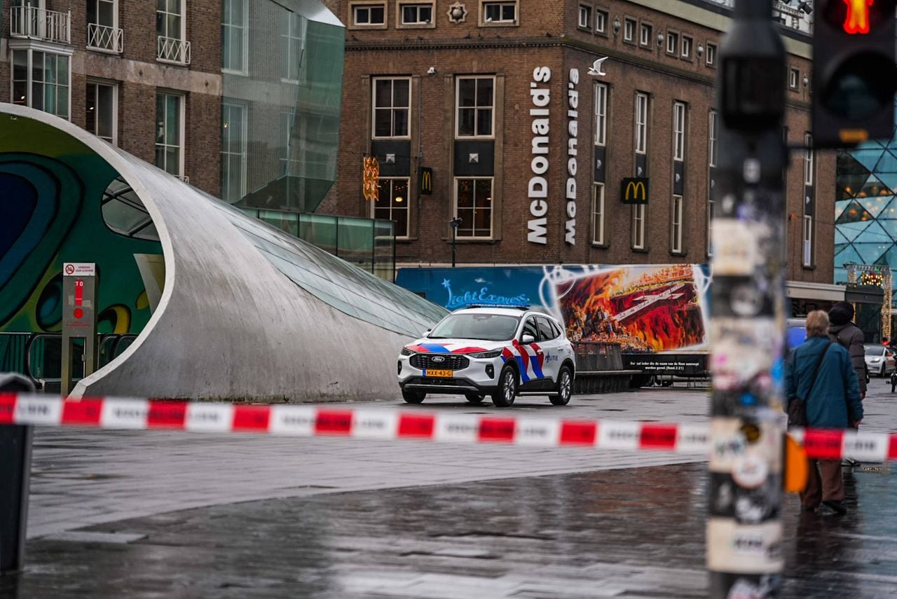 De omgeving is volledig afgezet bij het station in Eindhoven na de vondst van een explosief.