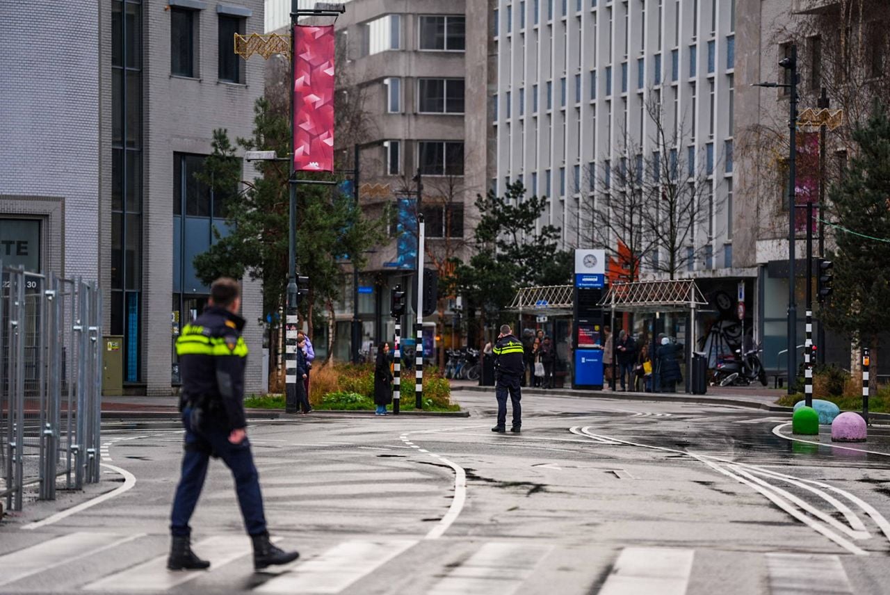 De omgeving is volledig afgezet bij het station in Eindhoven na de vondst van een explosief.