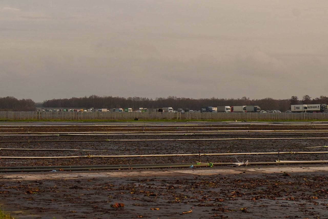 File door de gekantelde auto (Foto: Harrie Grijseels / Persbureau Heitink).