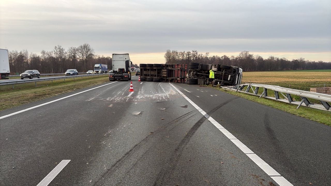 De A67 zal tot middernacht dicht zijn voor bergingswerkzaamheden (foto: Rijkswaterstaat Verkeersinformatie). 