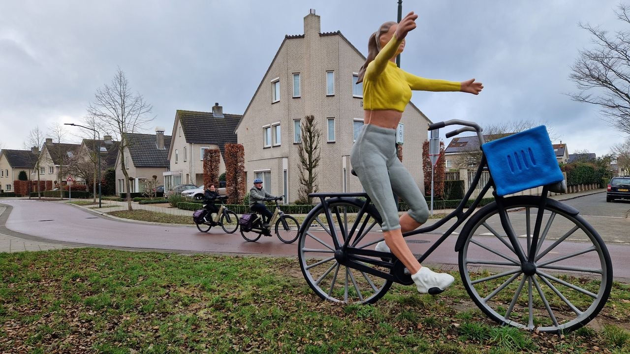 Lonneke is nog altijd met haar handen los van het stuur.